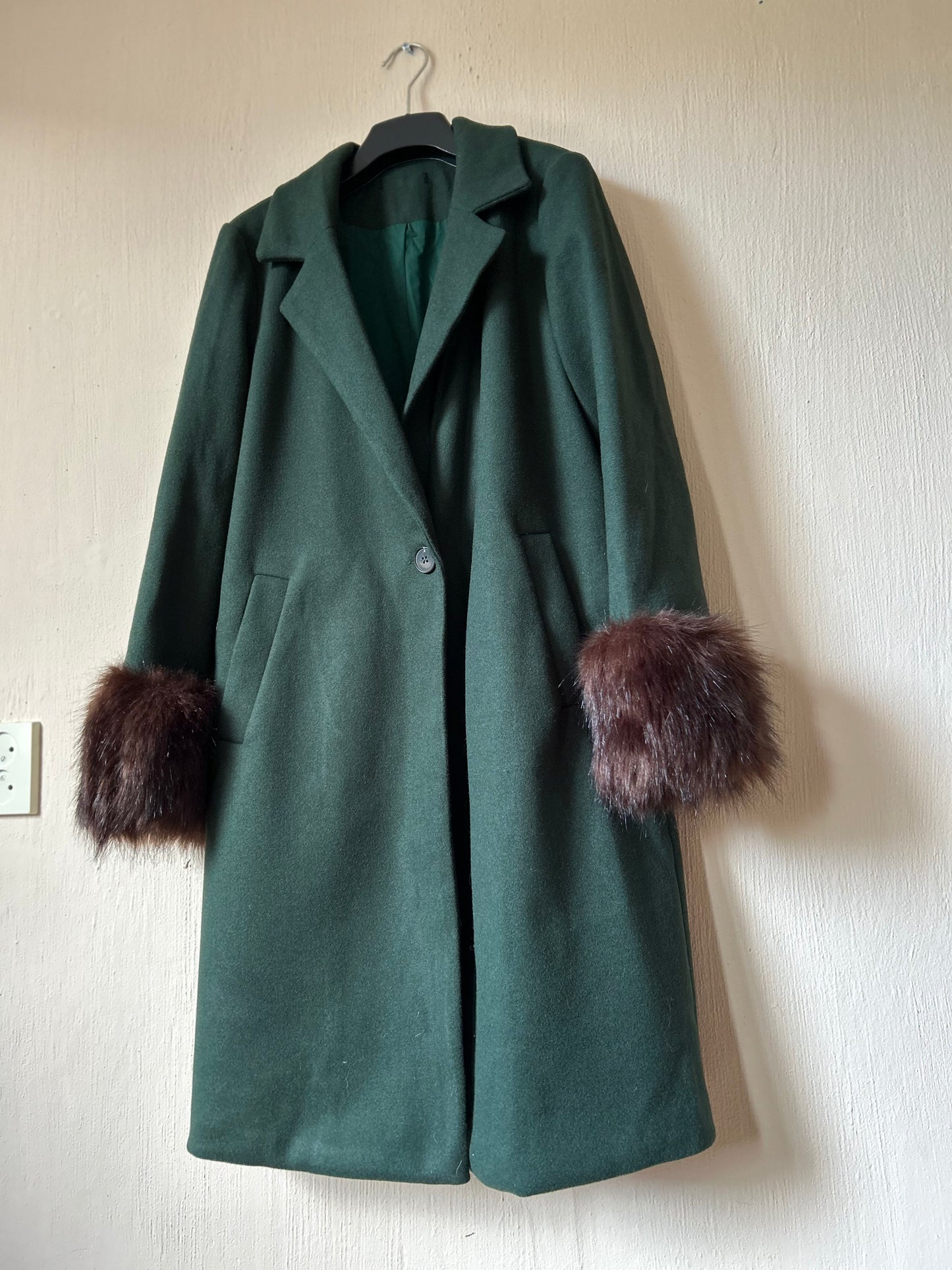 Vintage coat with faux fur cuffs (S)