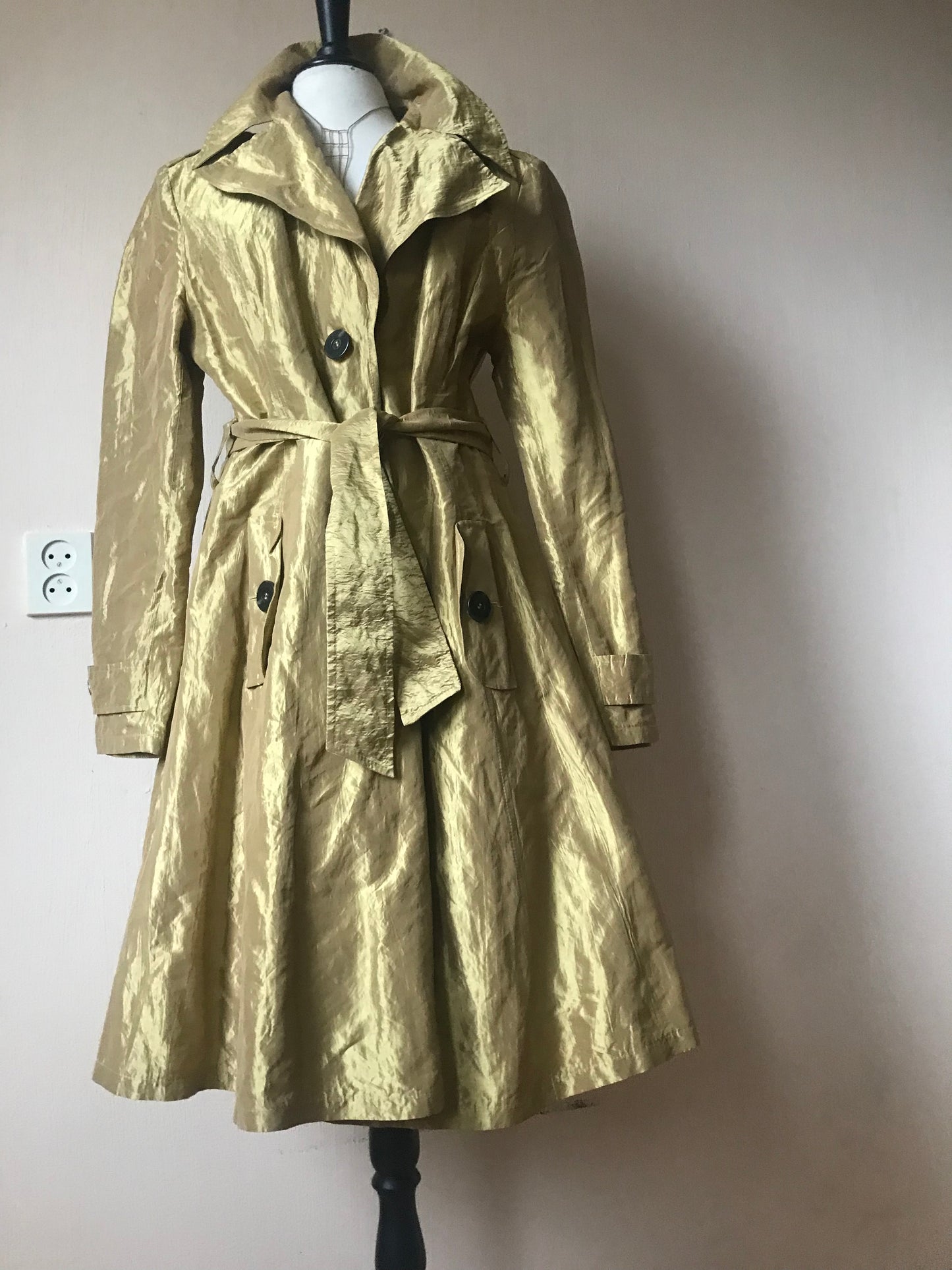 Elegance Paris gold trench coat (42)