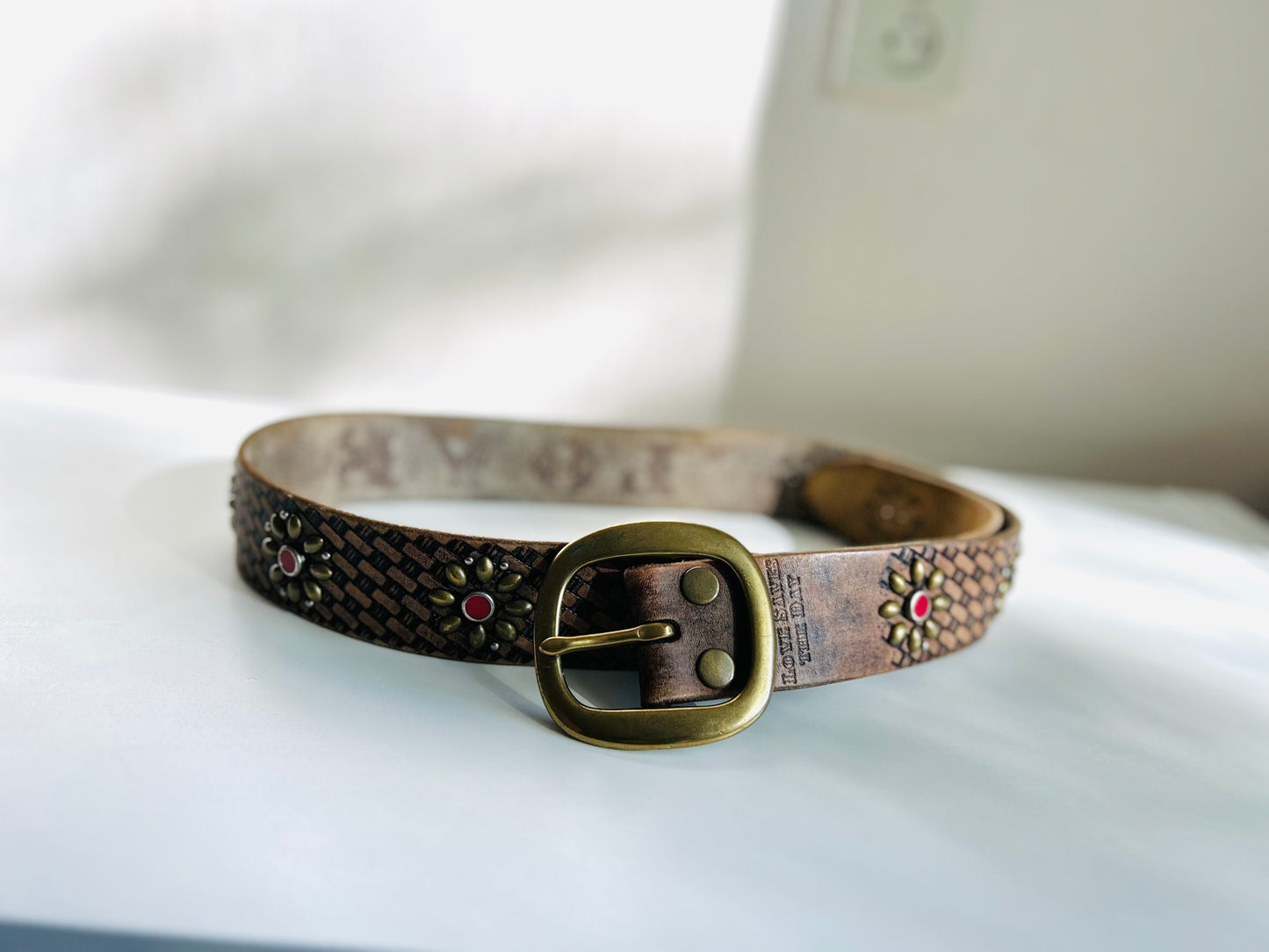 Metal embroidered solid leather belt