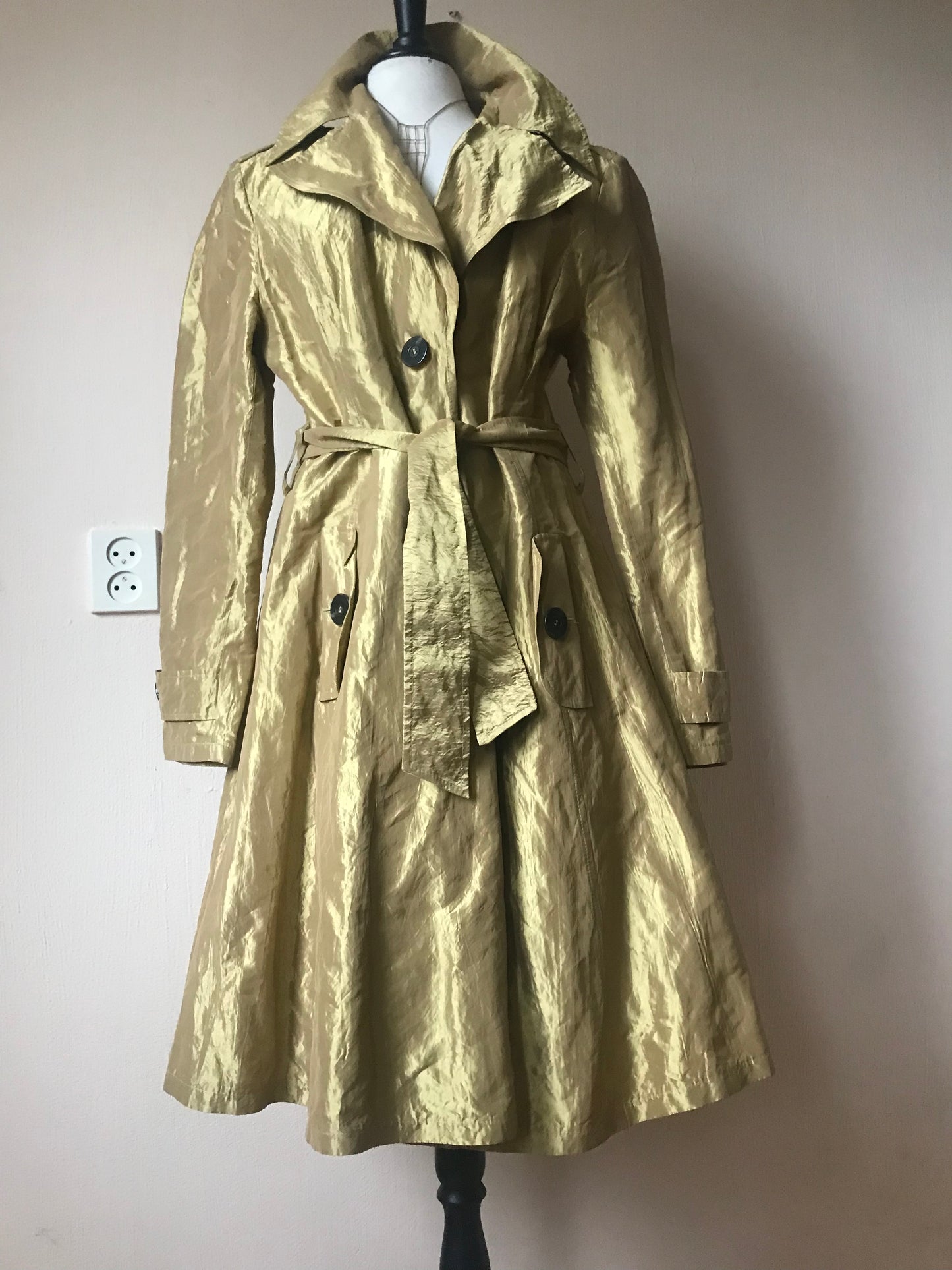 Elegance Paris gold trench coat (42)