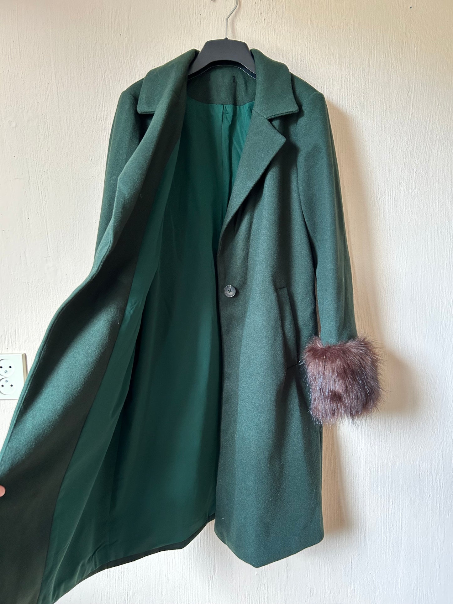 Vintage coat with faux fur cuffs (S)