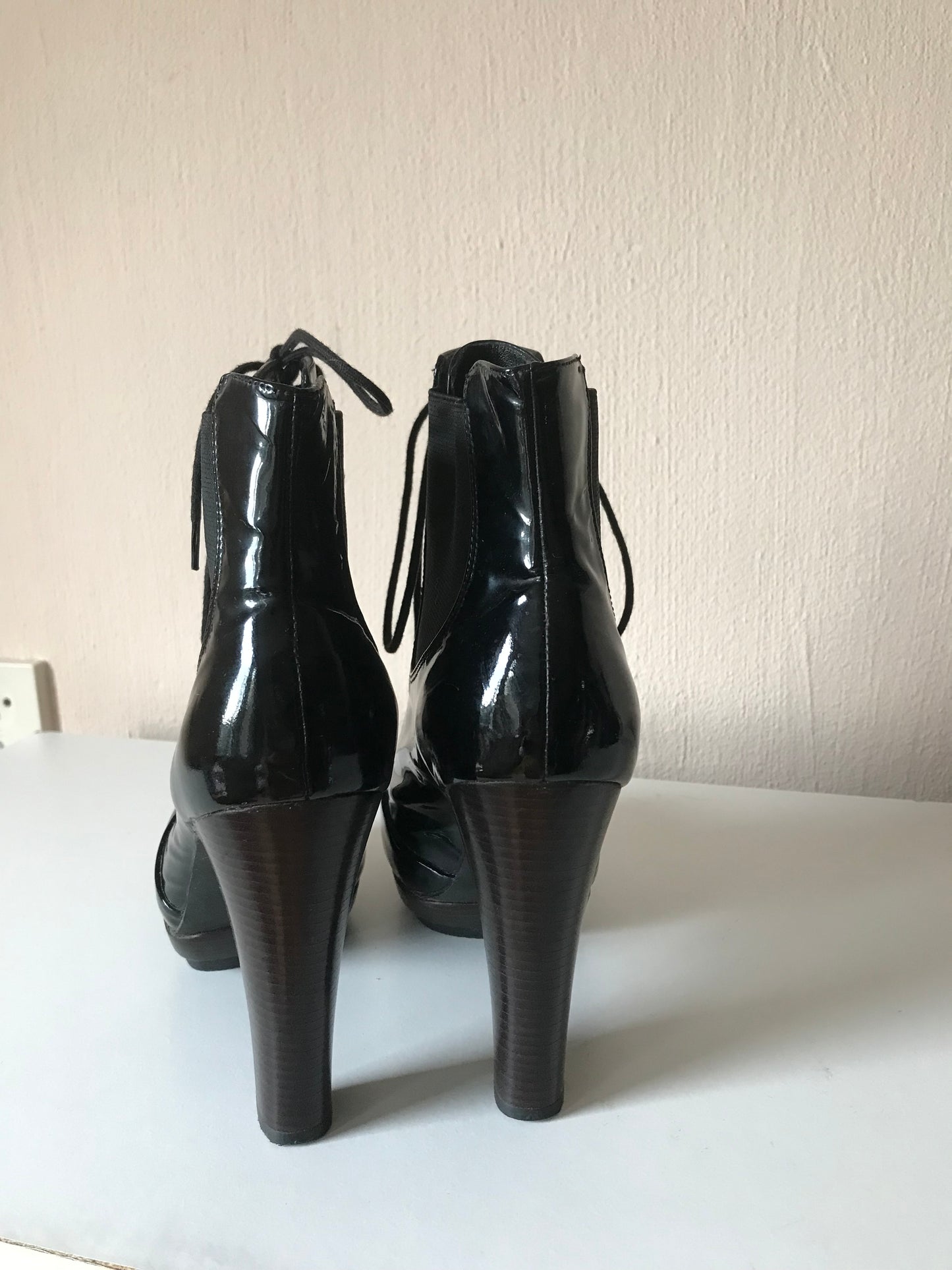 Moschino vernis leather boots 37