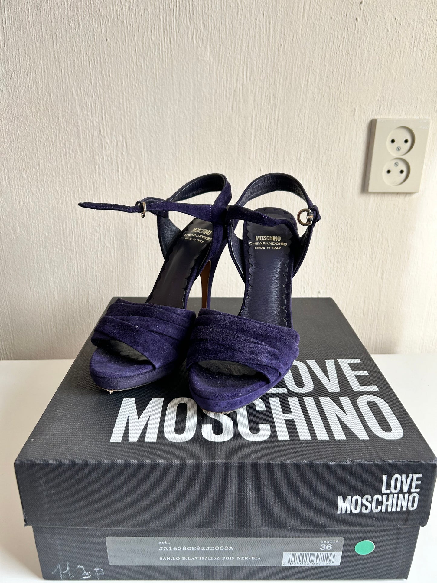 Moschino sandals 37