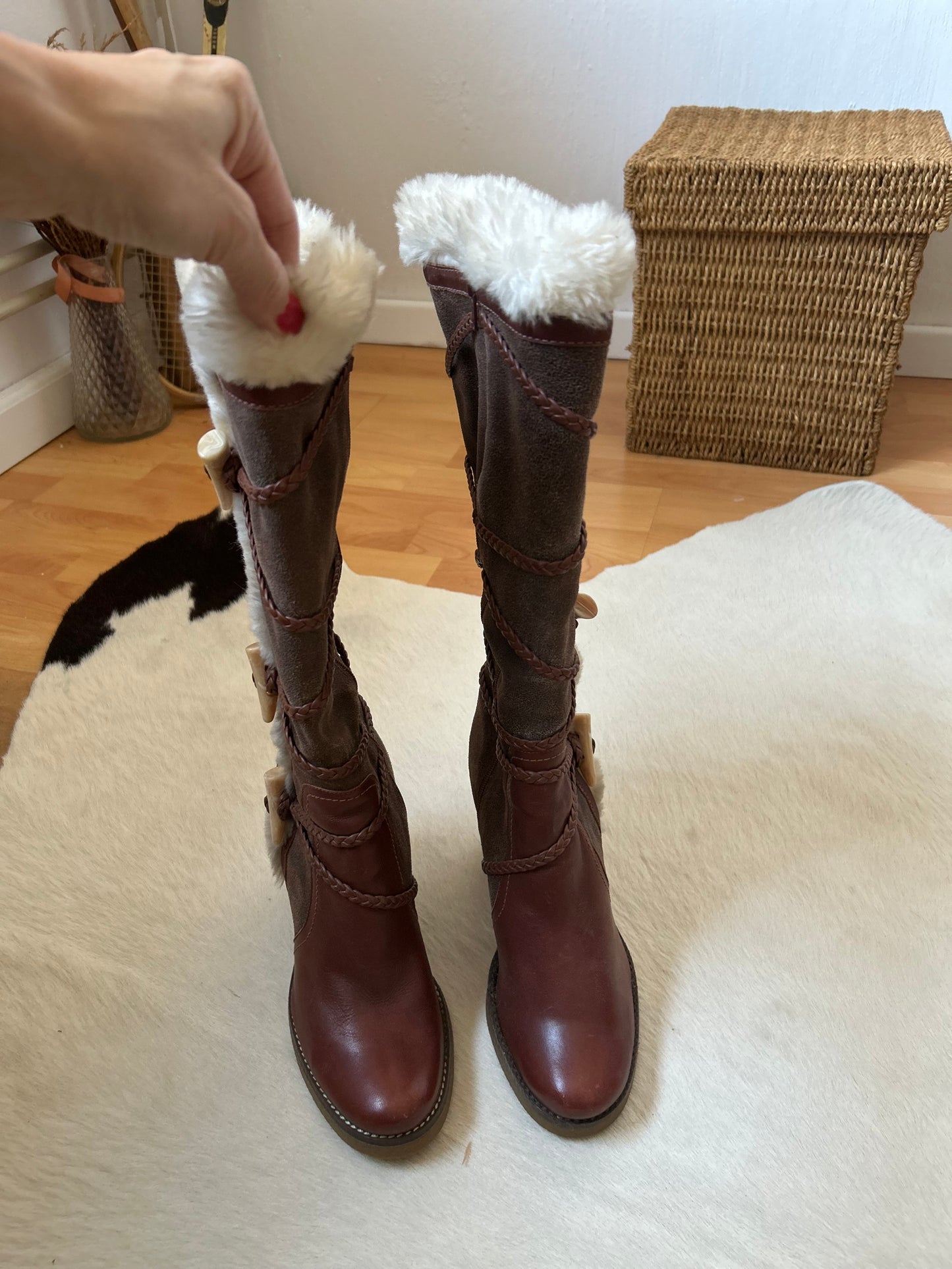 BCBG MAXAZRIA winter boots