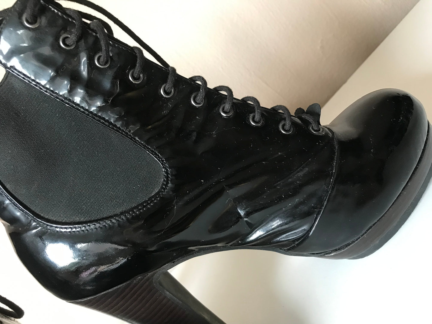 Moschino vernis leather boots 37