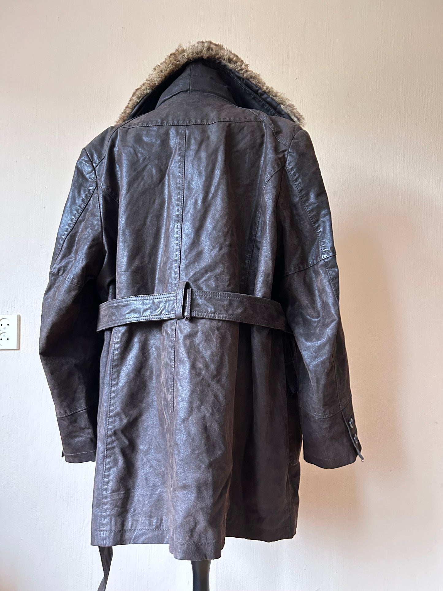 Vintage leather coat with padded lining XL