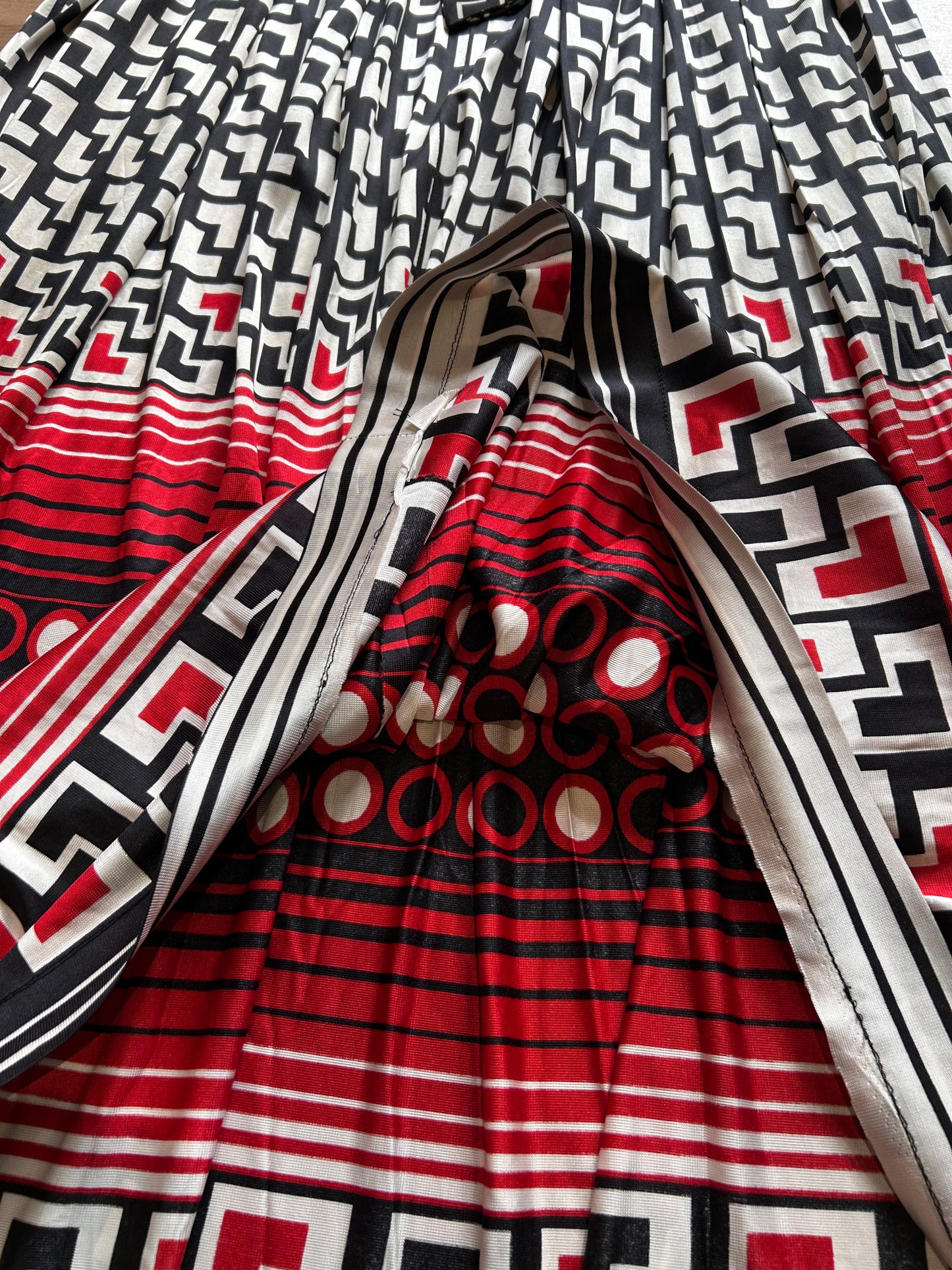 Vintage pleated long skirt