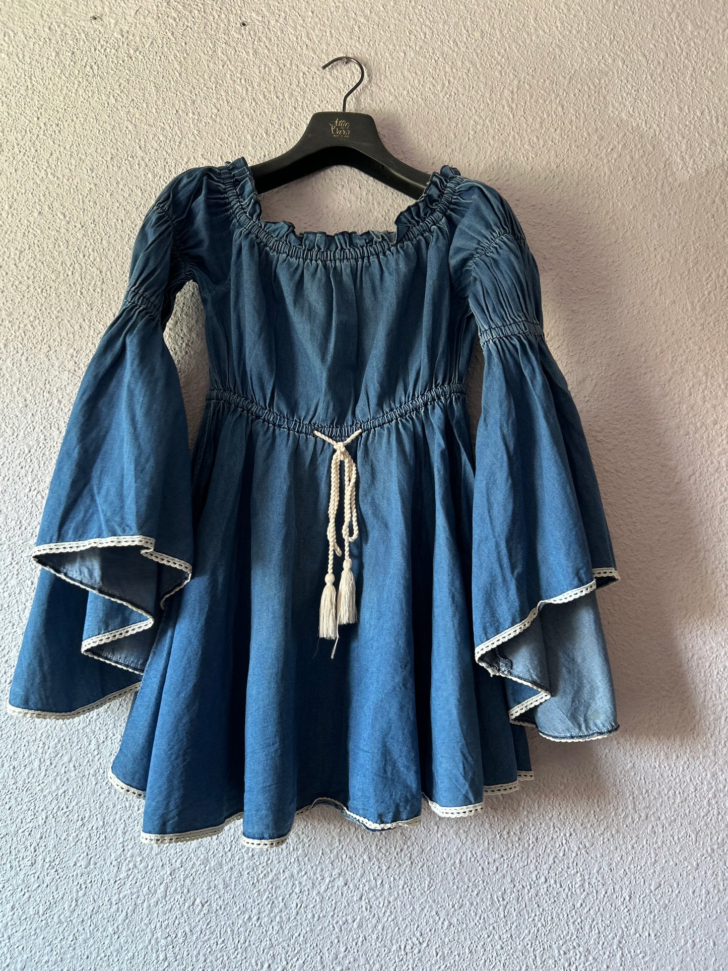 Giant flared sleeves