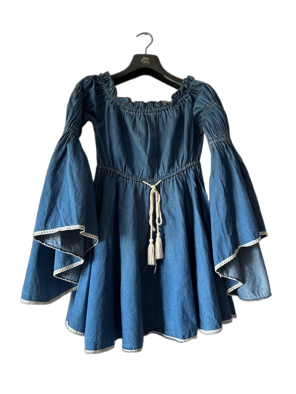 Giant flared sleeves