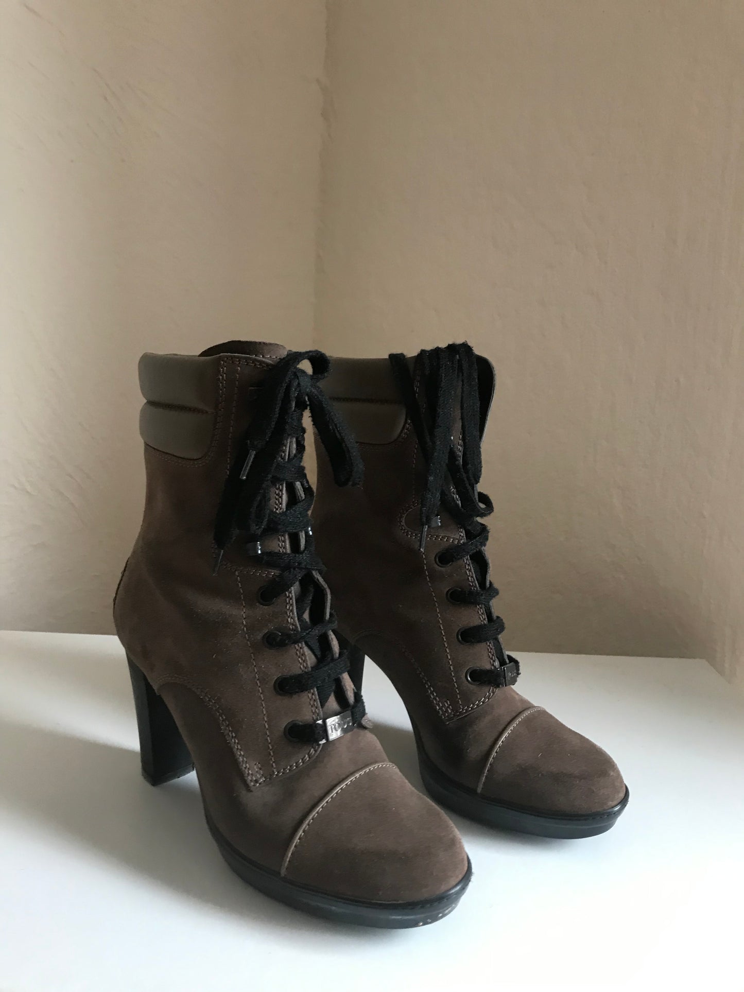 Tod’s lace up boots