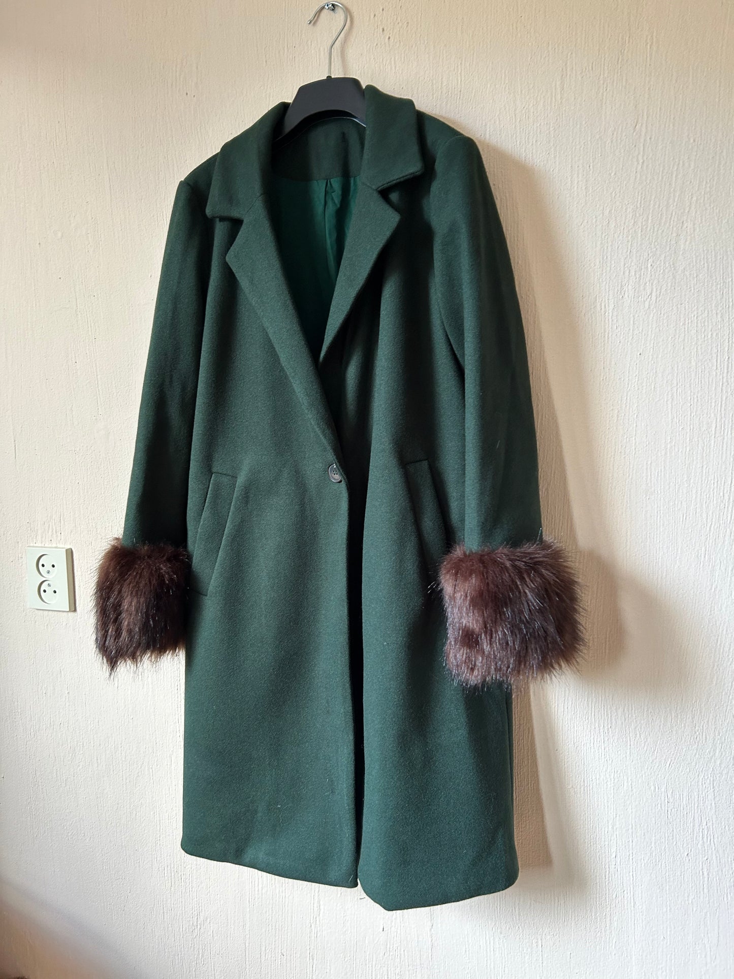 Vintage coat with faux fur cuffs (S)