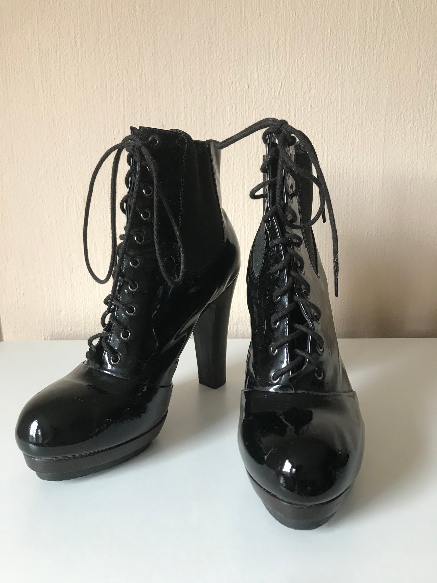 Moschino vernis leather boots 37