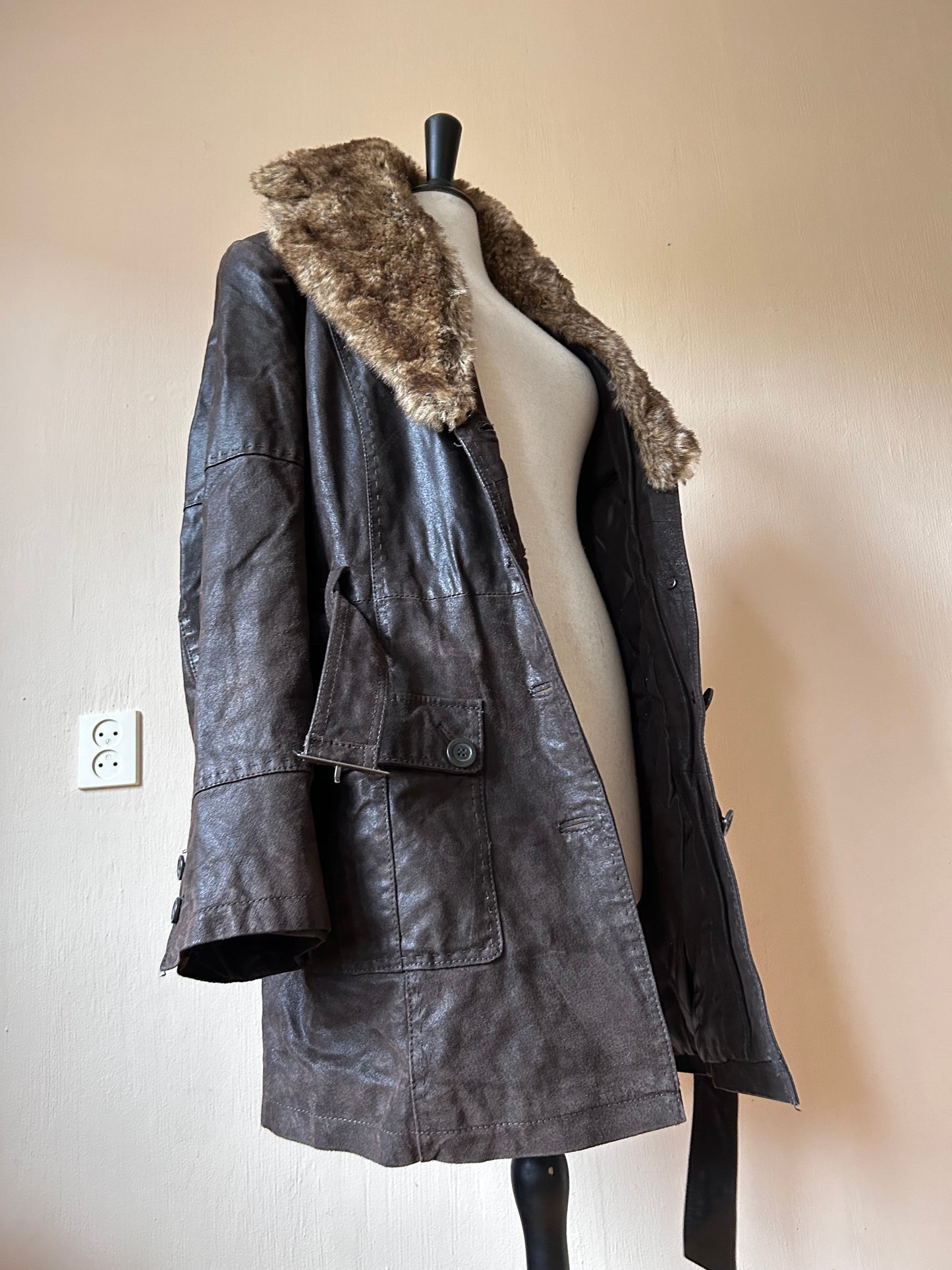 Vintage leather coat with padded lining XL