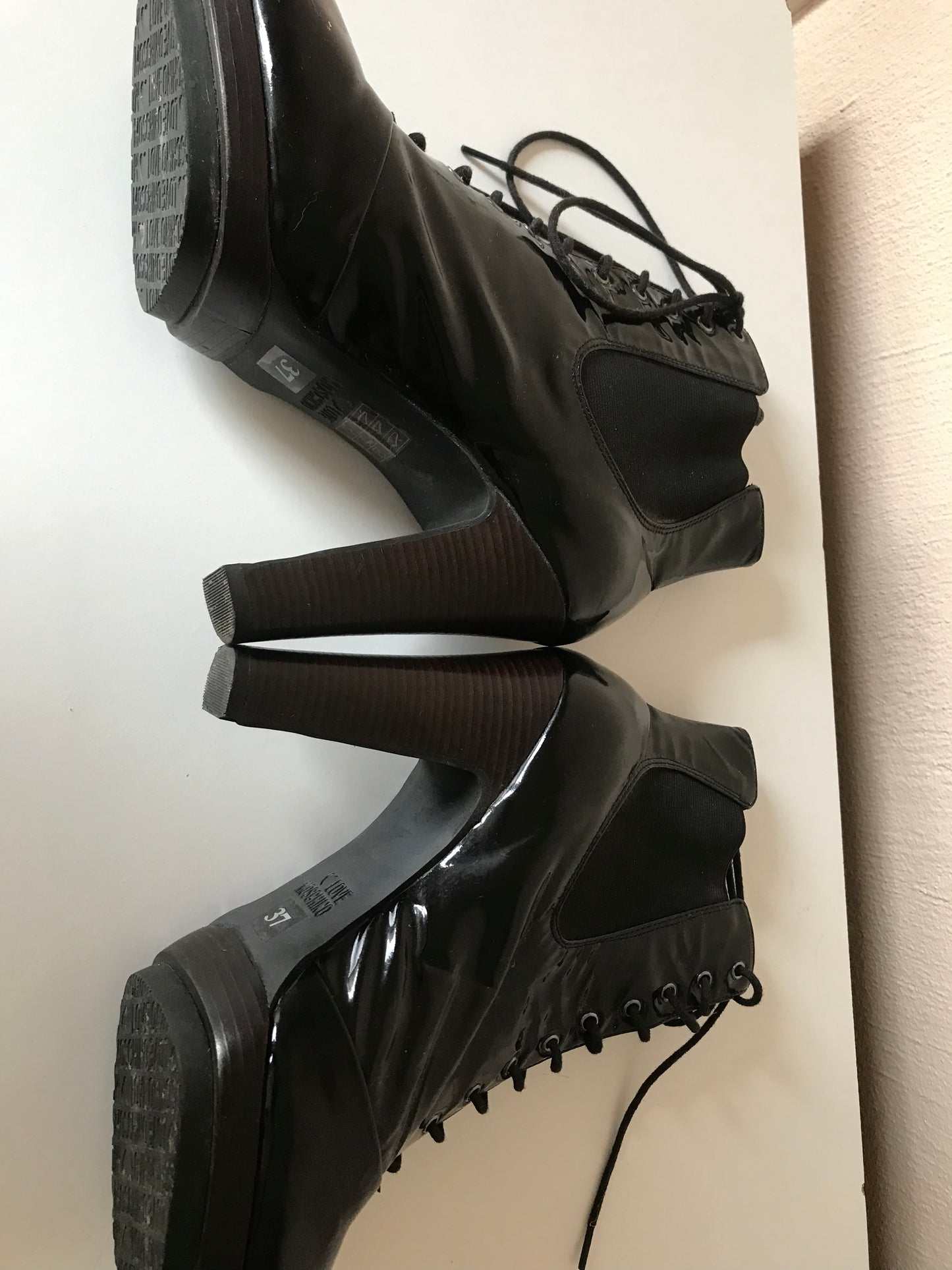 Moschino vernis leather boots 37