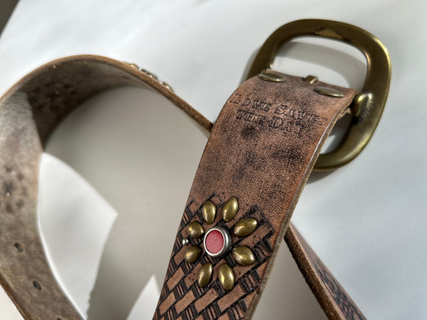 Metal embroidered solid leather belt