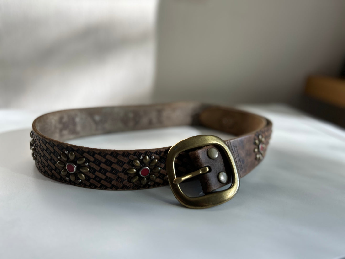 Metal embroidered solid leather belt