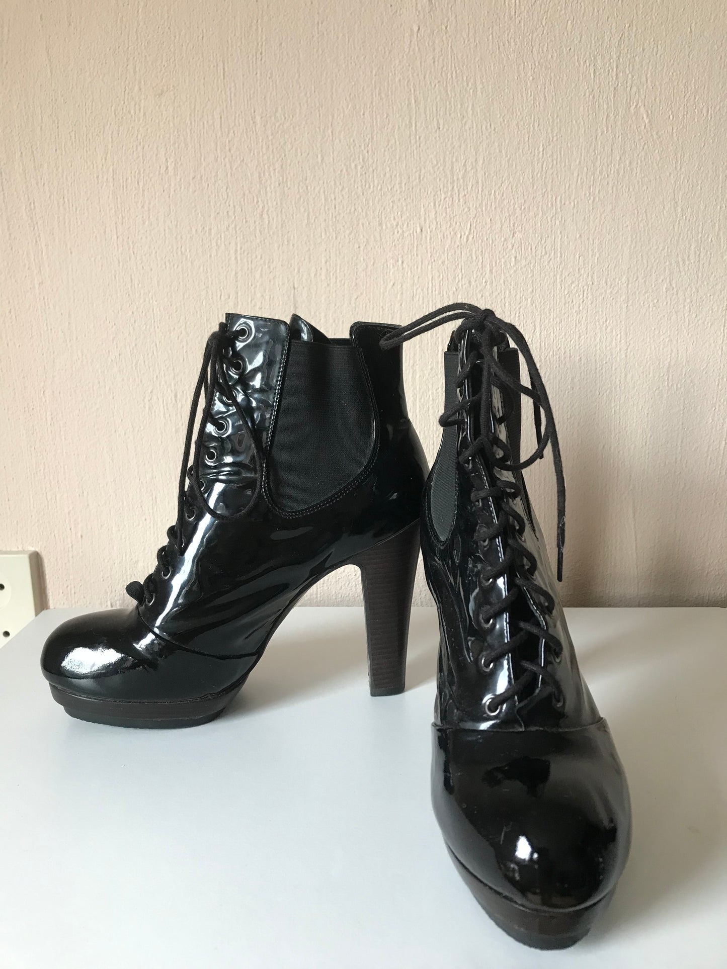 Moschino vernis leather boots 37