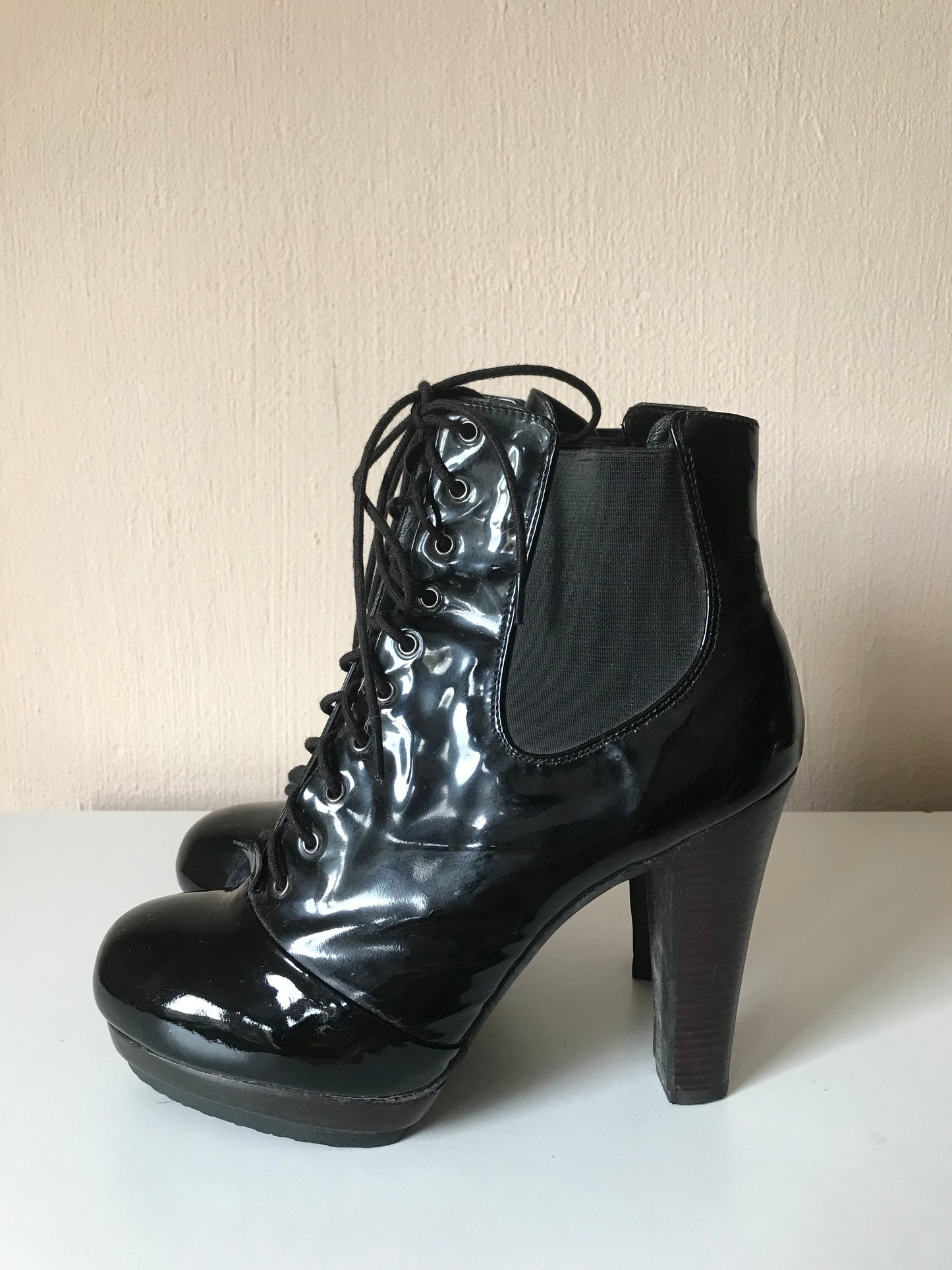 Moschino vernis leather boots 37