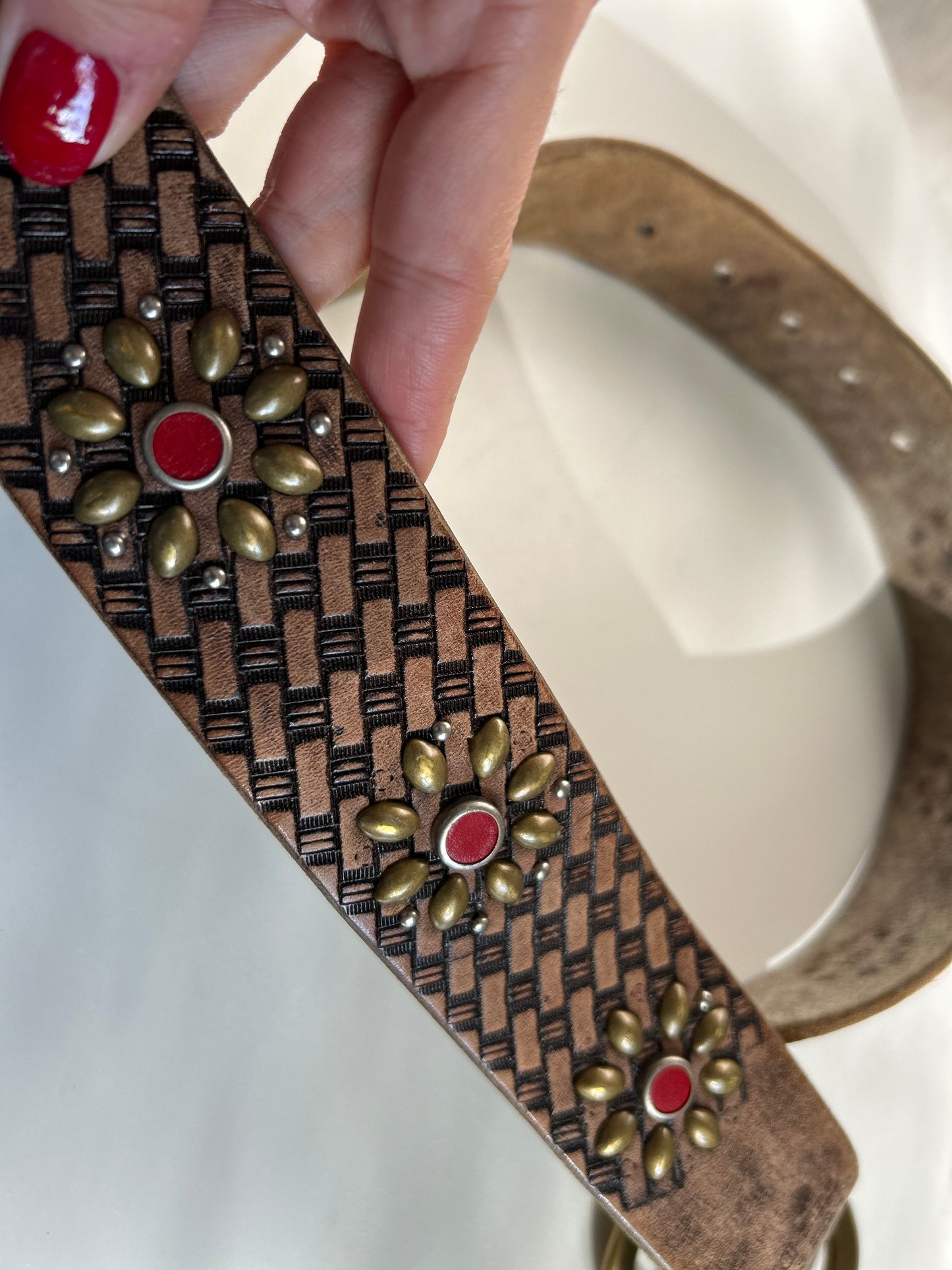 Metal embroidered solid leather belt