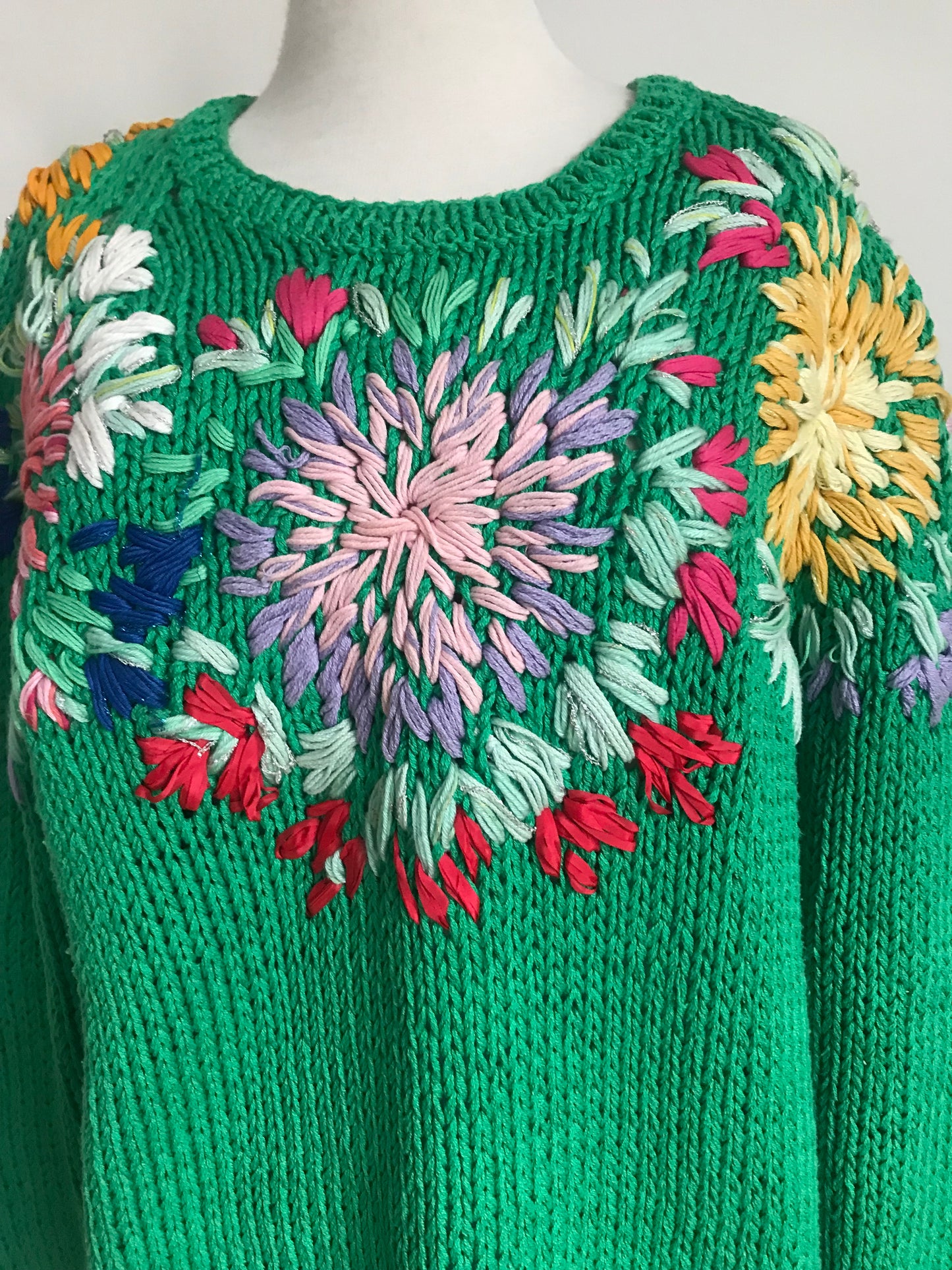 Floral embroidered pull