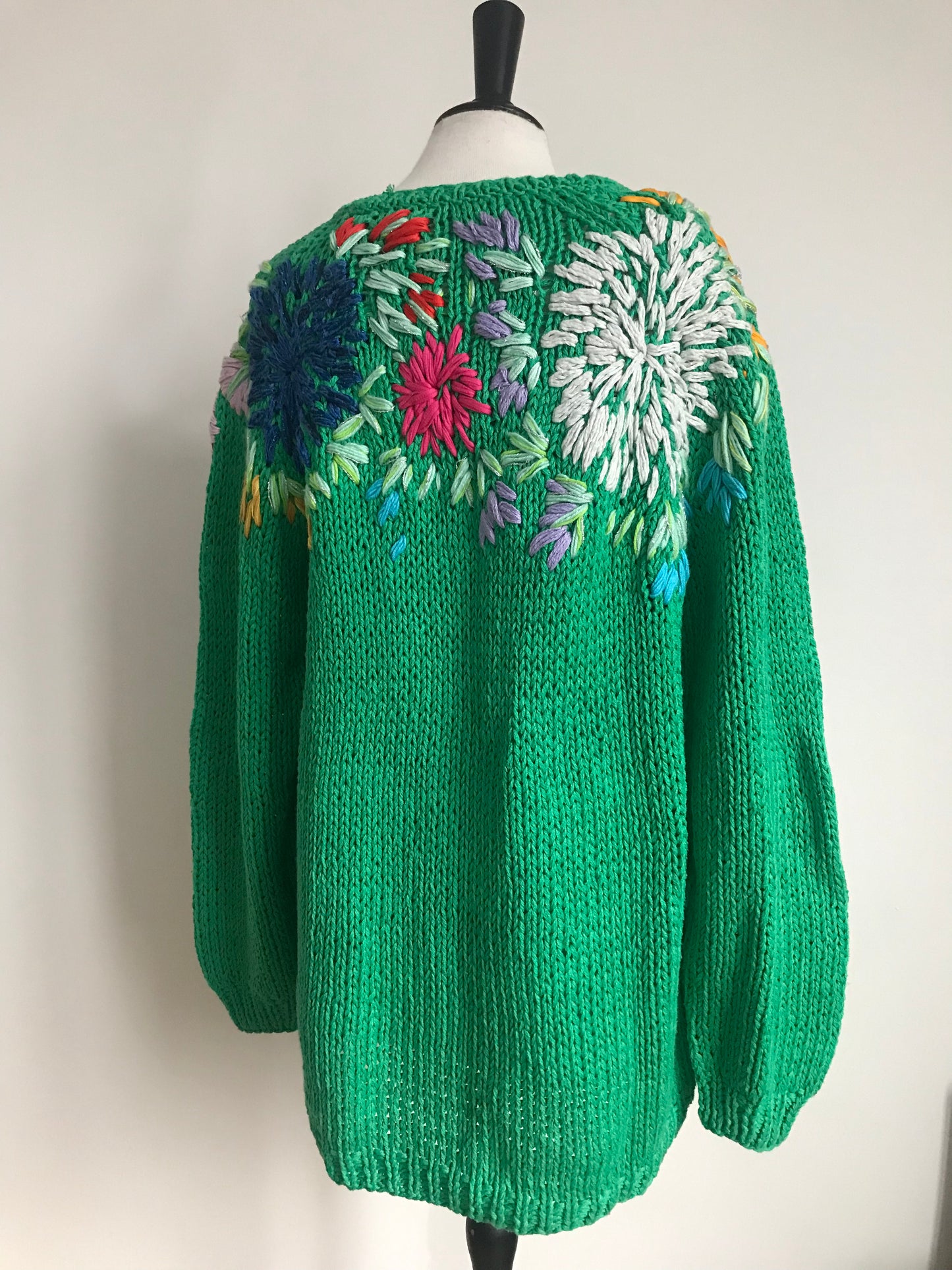 Floral embroidered pull