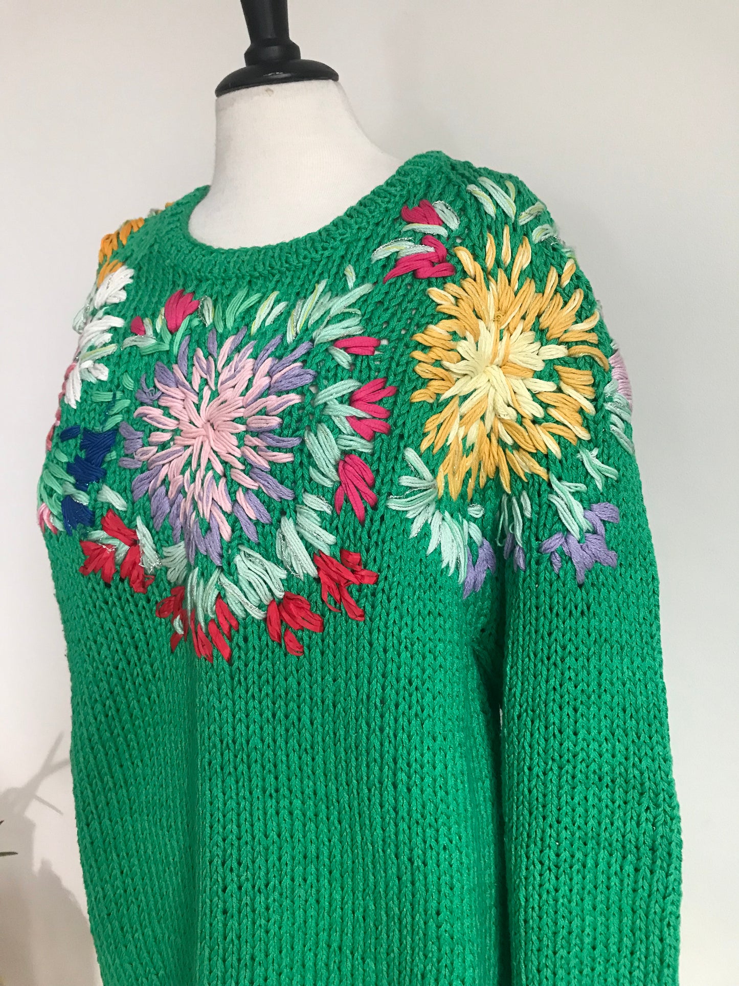 Floral embroidered pull