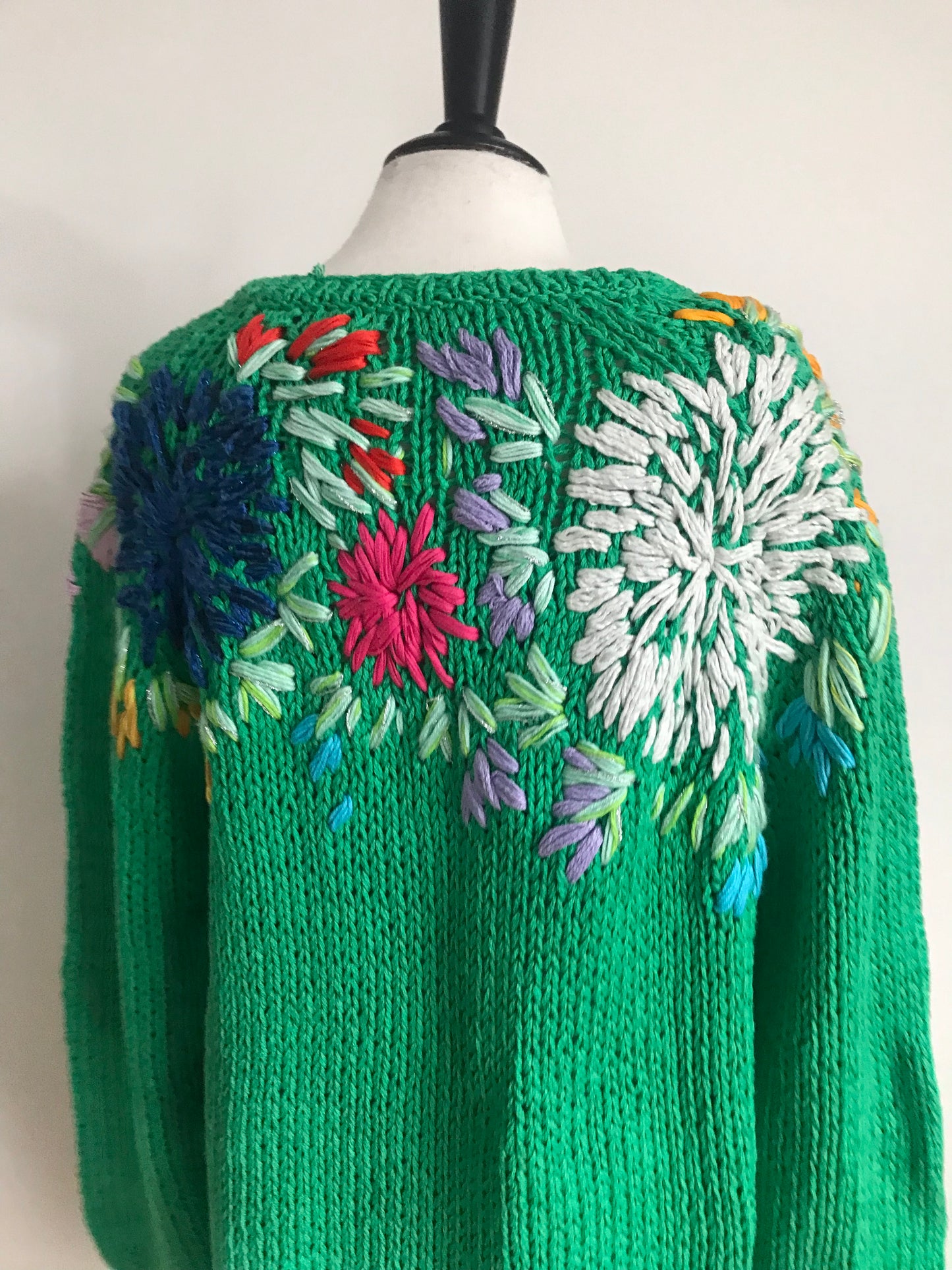 Floral embroidered pull