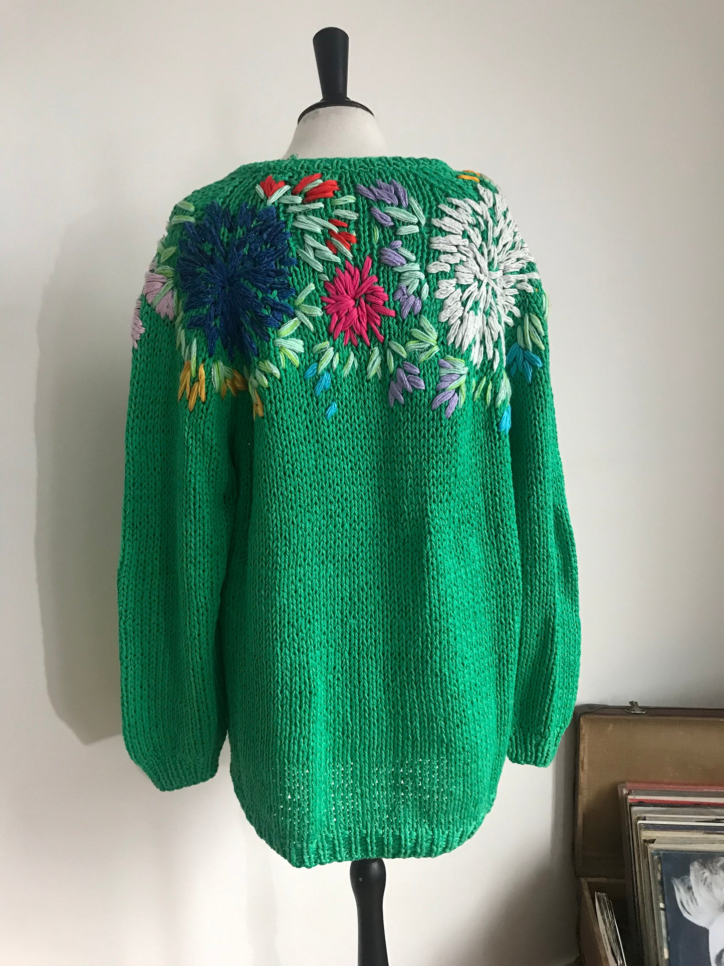 Floral embroidered pull