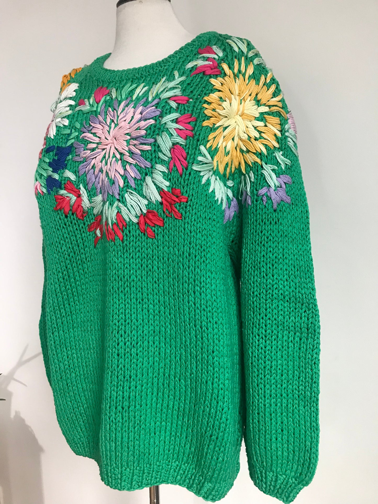 Floral embroidered pull