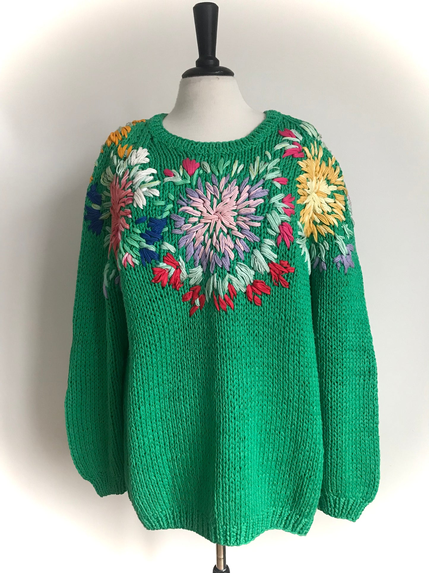 Floral embroidered pull